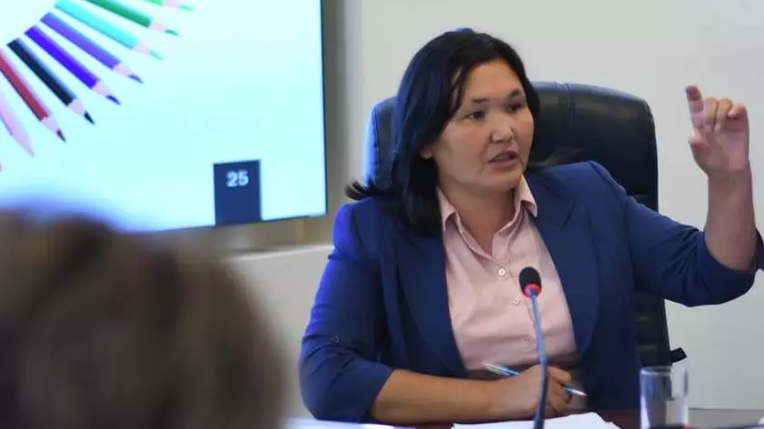 "Тыныш жүріңіздер!": Педагогтар мен депутаттар арасындағы дау өршіп барады