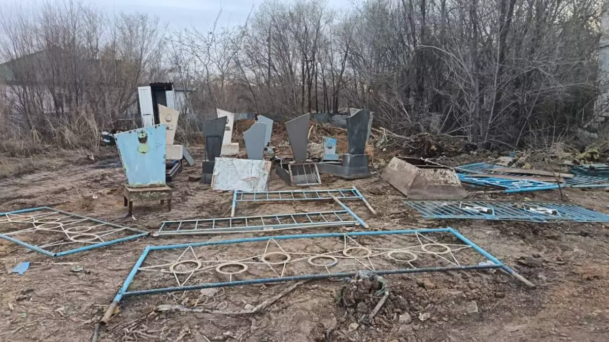 В Астане памятники и ограды с кладбища были найдены в пункте приема металла