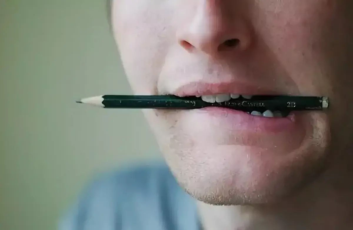 Врач объяснила, почему люди скрипят зубами во сне и грызут ручки - новости на Lada.kz 24.04.2026