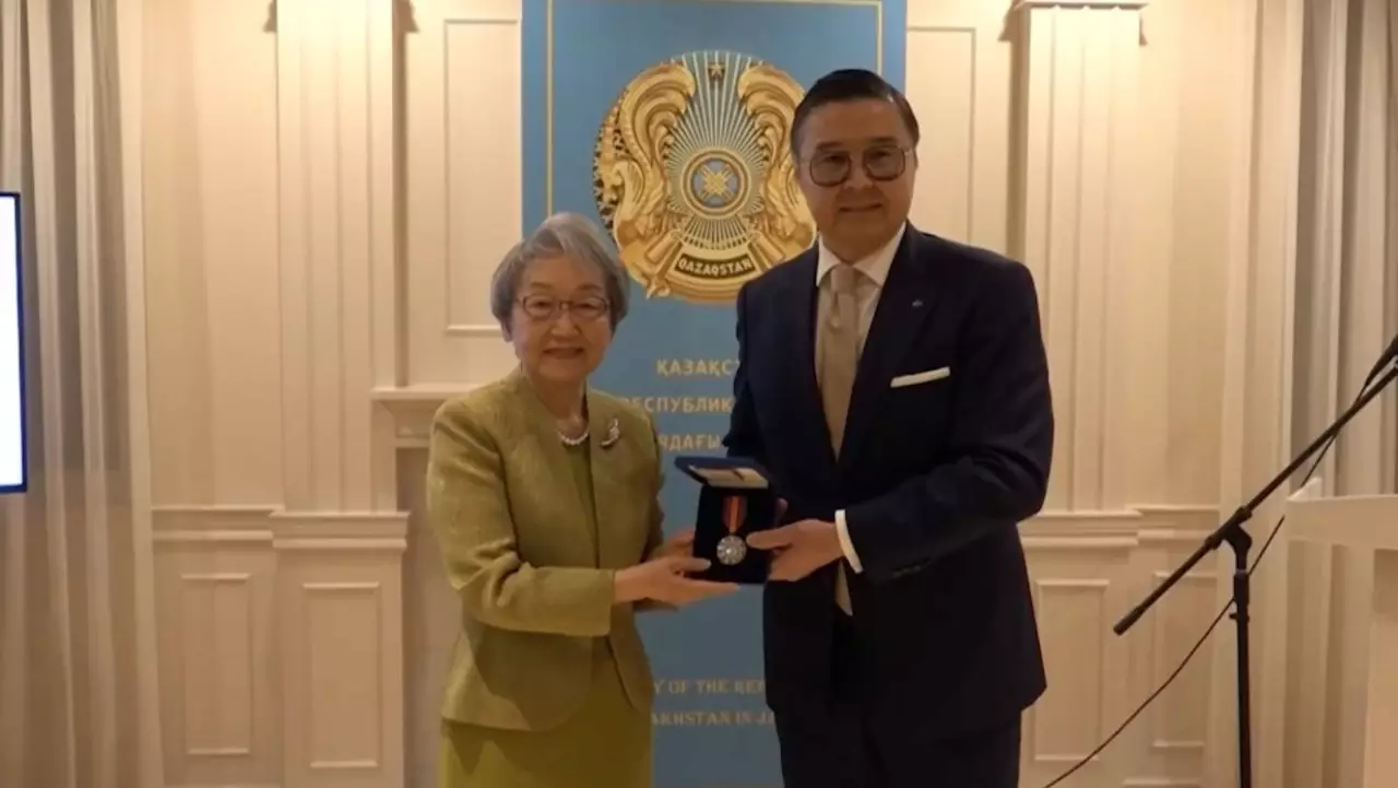 Президент Жапонияның бұрынғы Сыртқы істер министрін «Достық» орденімен марапаттады