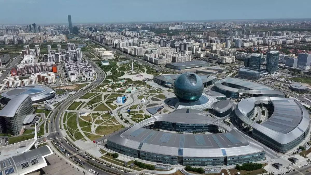 Тоқаев Alem.ai орталығын аралады: Астанада Smart City жобасы іске қосылды