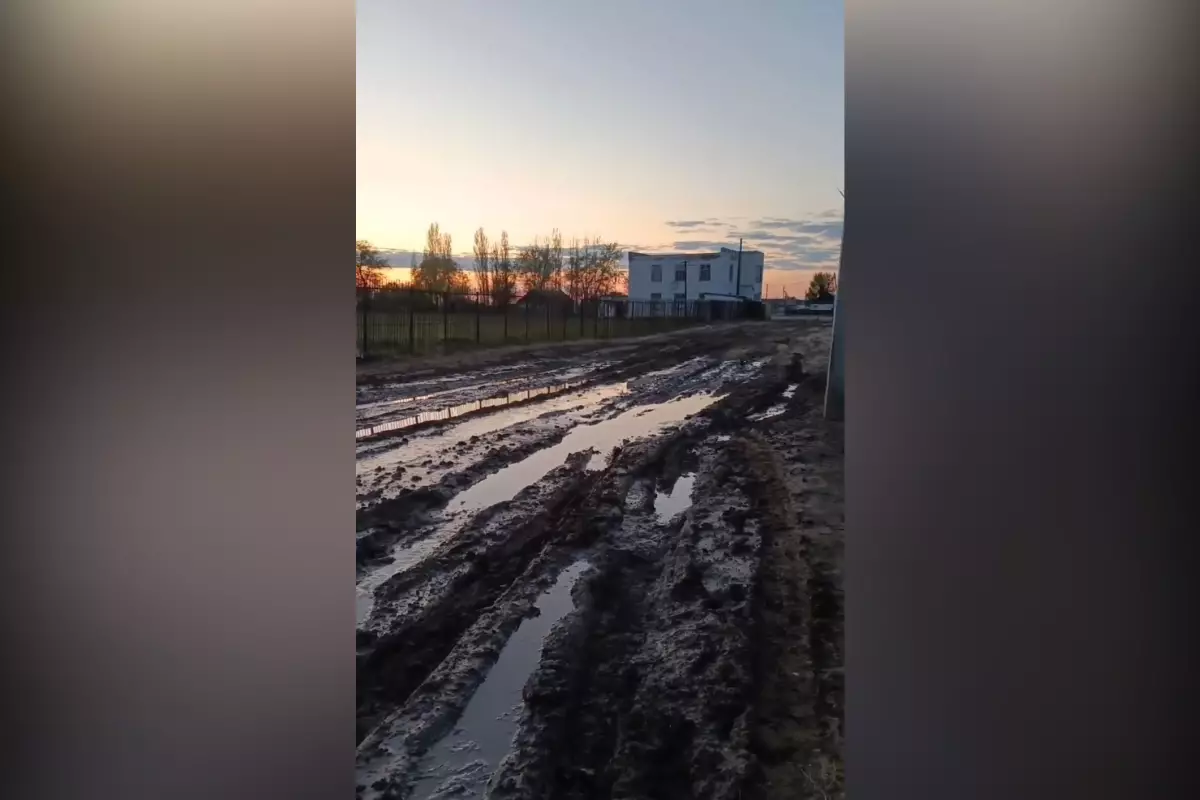 ​Дороги «на грани»: в Атырауской области дети вязнут в грязи по пути в школу