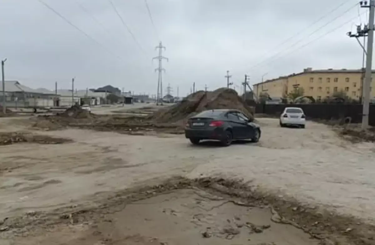 «Тут делов на полчаса»: в Атамекене больше месяца не могут восстановить дорогу у школы - новости на Lada.kz 24.04.2026