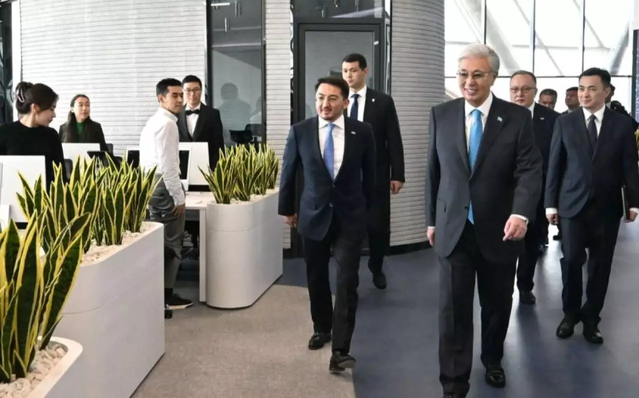 Мемлекет басшысы Халықаралық жасанды интеллект орталығын аралап көрді