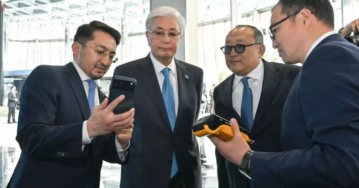  Президентке Қазақстандағы алғашқы криптовалютамен төлеу үрдісі көрсетілді 