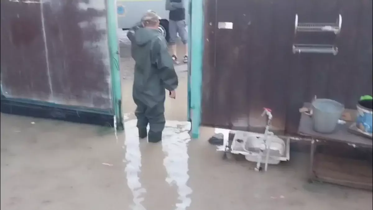 Баспананың қабырғасы құлады: Кентауда 47 үйдің ауласын су басып қалды