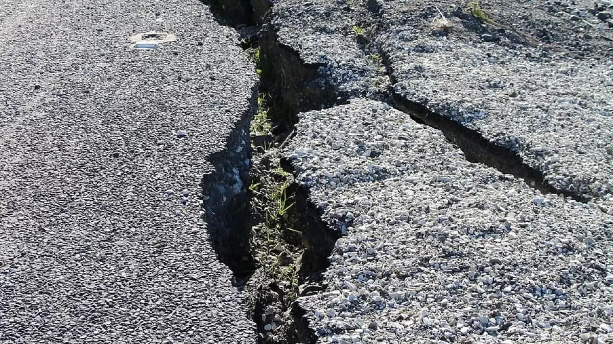 "Қармен бірге еріп кеткен асфальт": Жол сапасына кім жауапты?