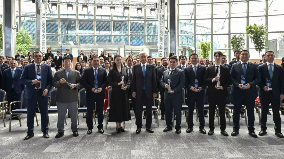 Глава государства наградил победителей конкурсов по искусственному интеллекту