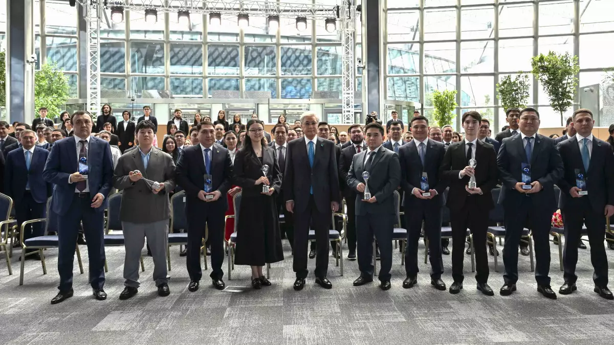 Президент alem.ai battle байқауының жеңімпаздарын марапаттады