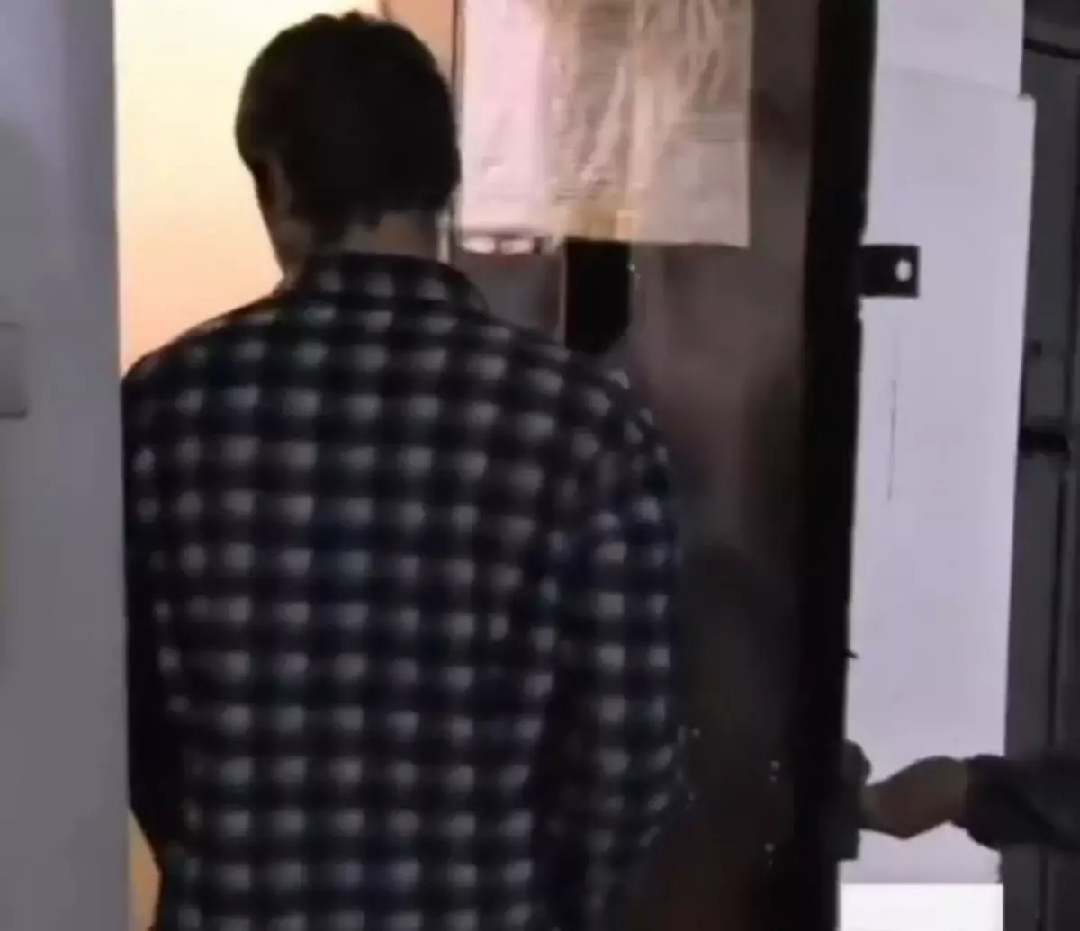 Появилось видео задержания неадеквата, напавшего на пенсионерку в Алматы