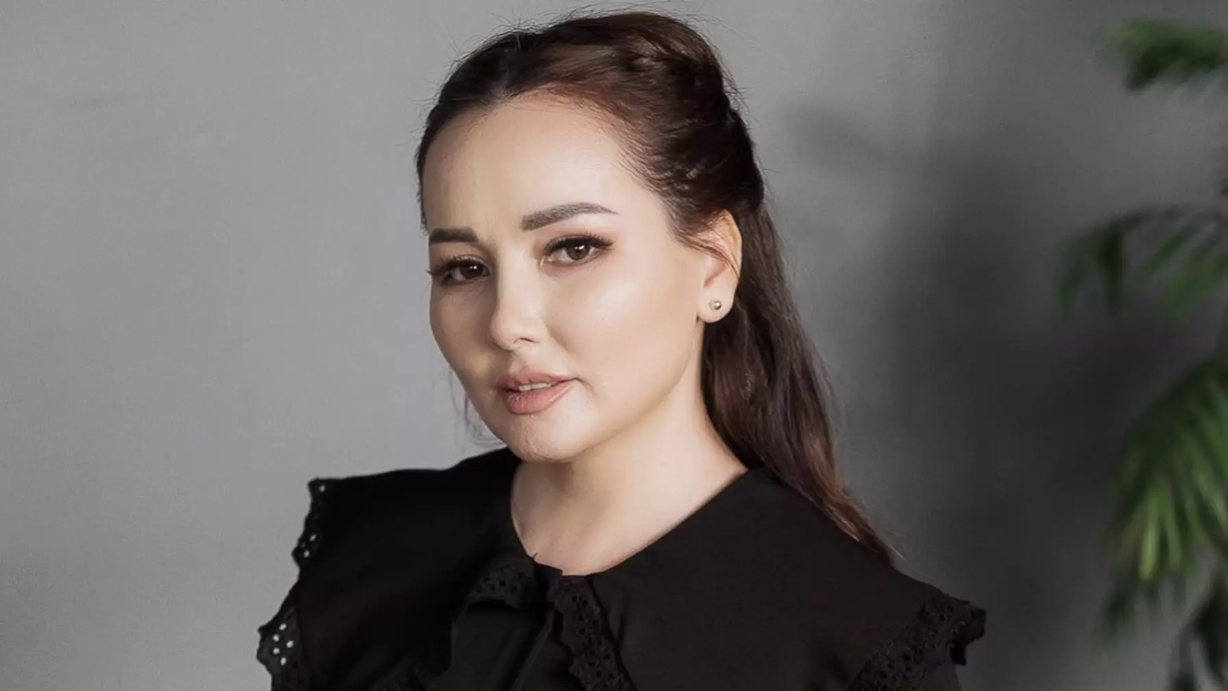  "Үйіміз ескі деп жылайтынмын": Жазира Байырбекова бала кезін еске алды (ВИДЕО)