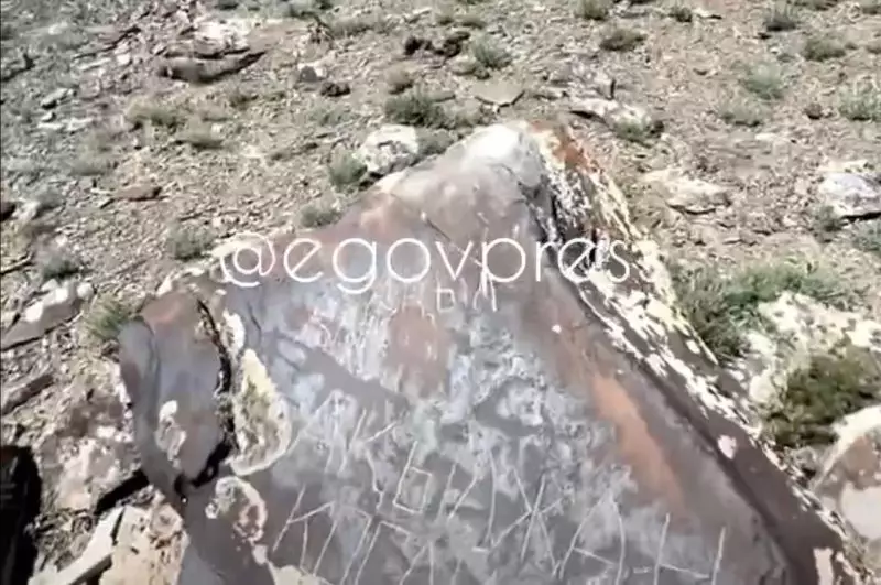 В Мангистау вандалы уничтожили уникальные петроглифы у подножия Каратау