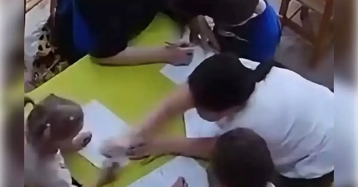  Теміртауда тәрбиеші сәбидің бетінен жұдырықпен ұрған (ВИДЕО) 