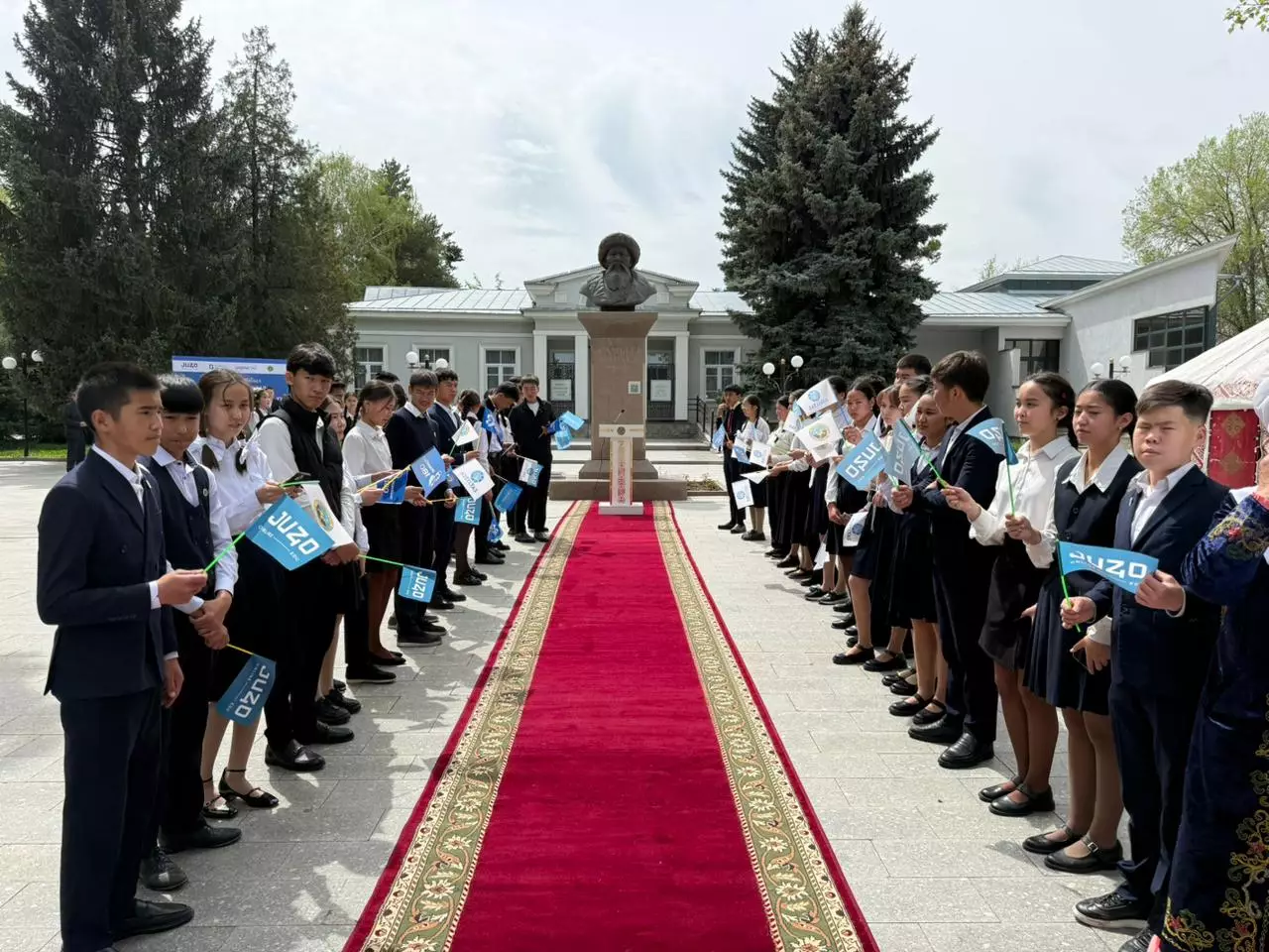 В сельские школы Жамбылской области передали более 17 тысяч книг