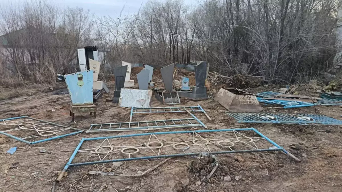 Тайна пропавших оградок и надгробий раскрыта в Астане