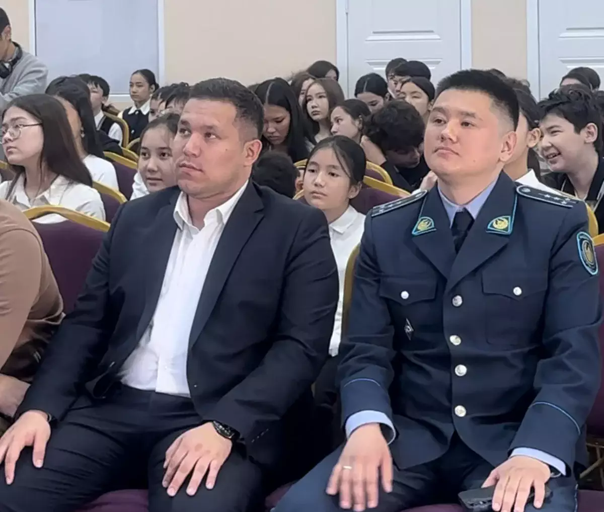 В столичной школе завершилась декада «Есірткісіз өмір— жарқын болашақ!»