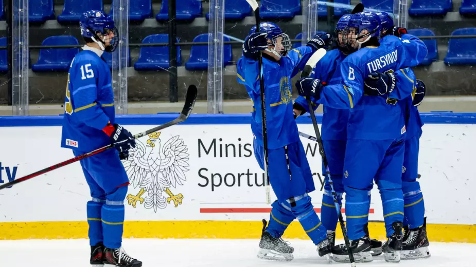 Казахстан завоевал серебро на чемпионате мира по хоккею среди юниоров(ВИДЕО)