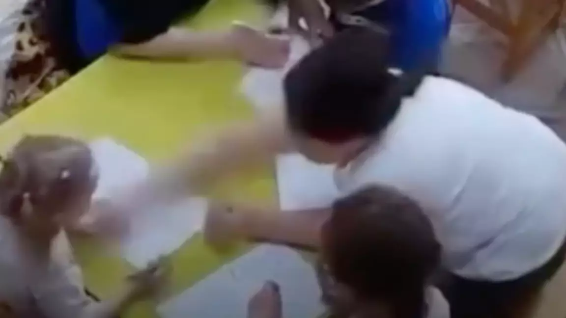 Теміртауда балабақша тәрбиешісі балаға қатыгездік көрсетті деген күдікке ілінді