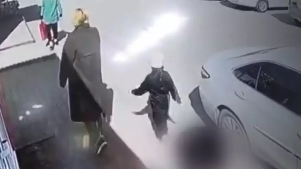 “Жүр, саған сақина беремін“: Ақтөбеде баланы ұрлау әрекеті видеоға түсіп қалды