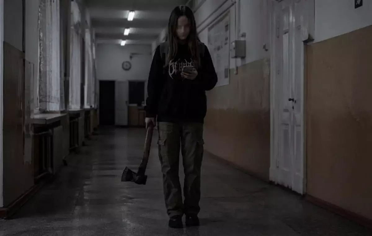 В Алматы школьница принесла в школу топор по указаниям из соцсетей