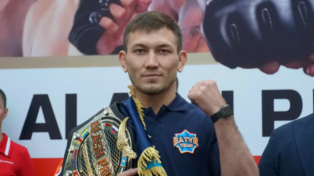 Сменивший гражданство казах получил бой со звездой ММА
