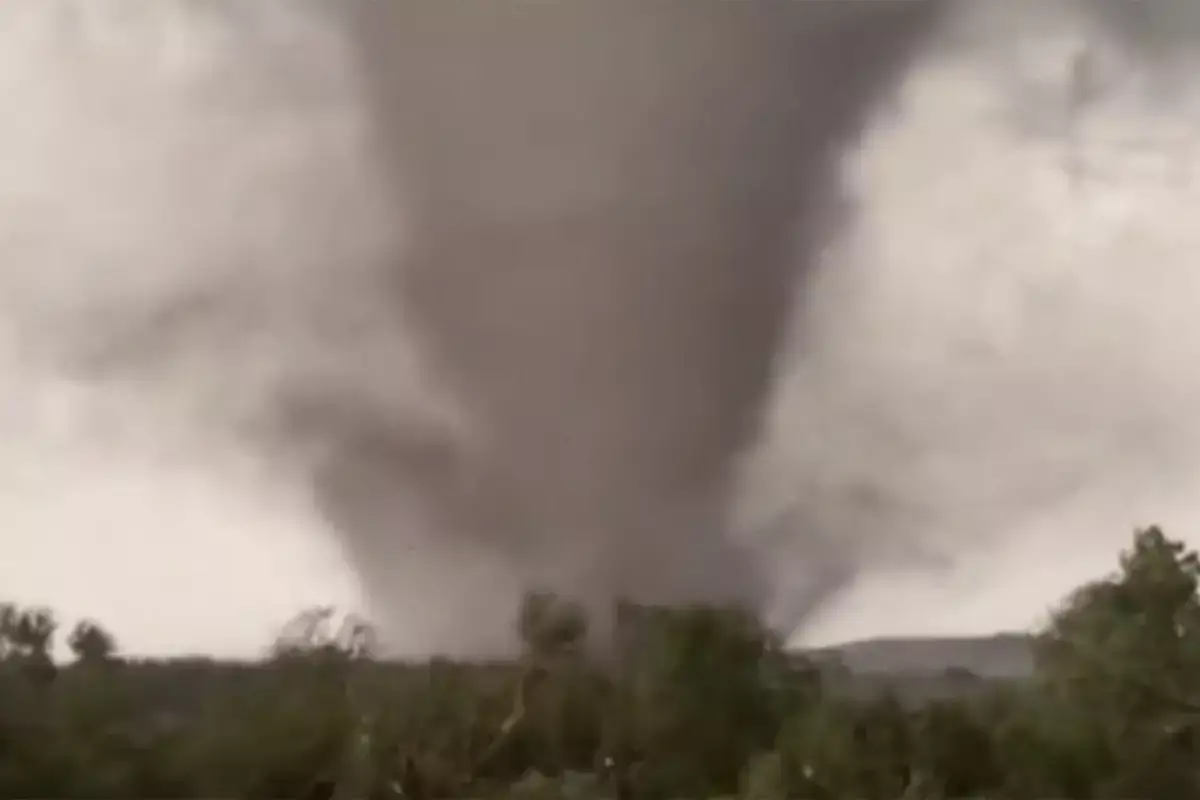 Мощный торнадо стер с лица земли американский город (видео) - новости на Lada.kz 24.04.2026