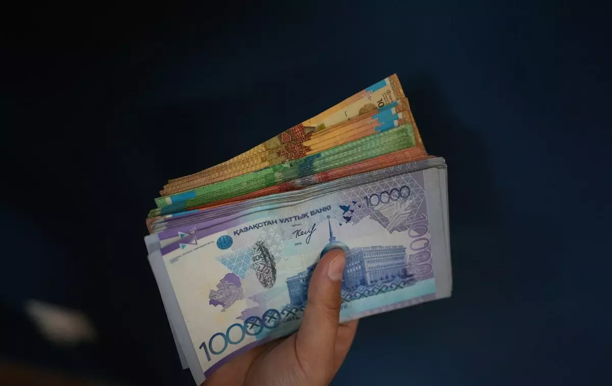 "Бөліп төлеу де несие": Қазақстандықтардың табысынан көп несие алуына тыйым салынады