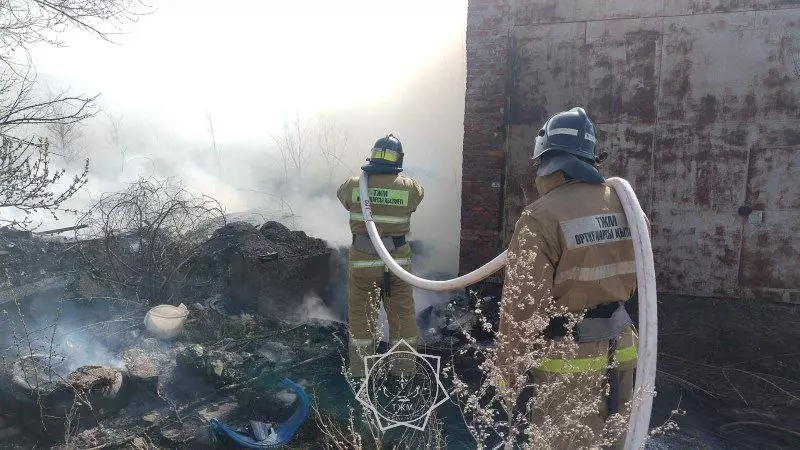 В Кокшетау потушили тление отходов на территории ТОО