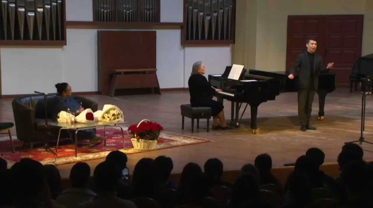 Бибигуль Тулегенова провела мастер-класс для студентов консерватории