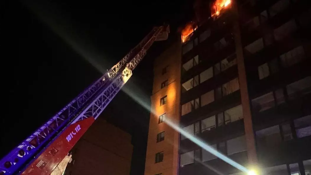 Огонь вспыхнул на балконе 9-этажки в Петропавловске