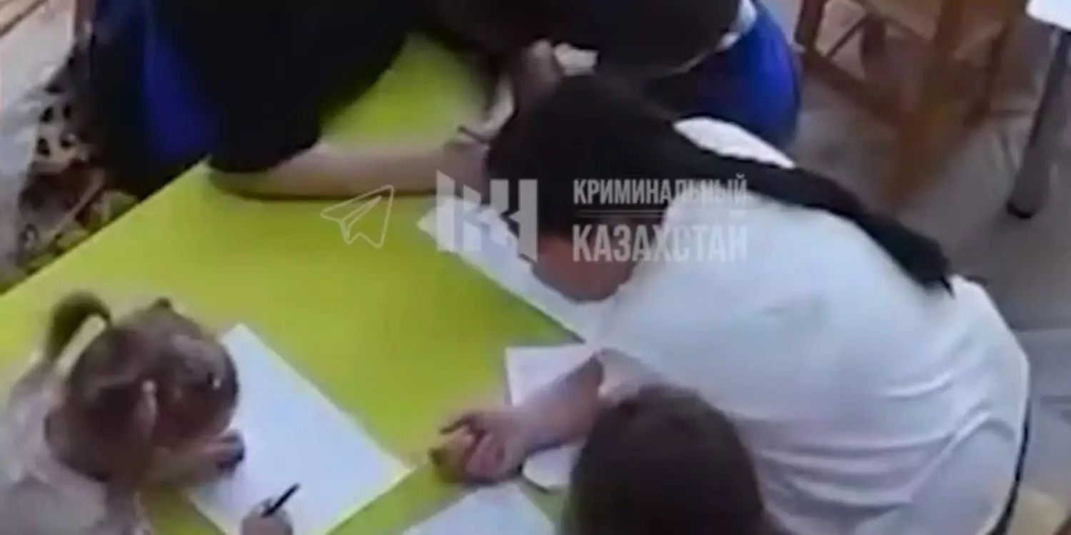 Теміртауда балабақшада тәрбиеші баланы жұдырықпен ұрған (ВИДЕО)