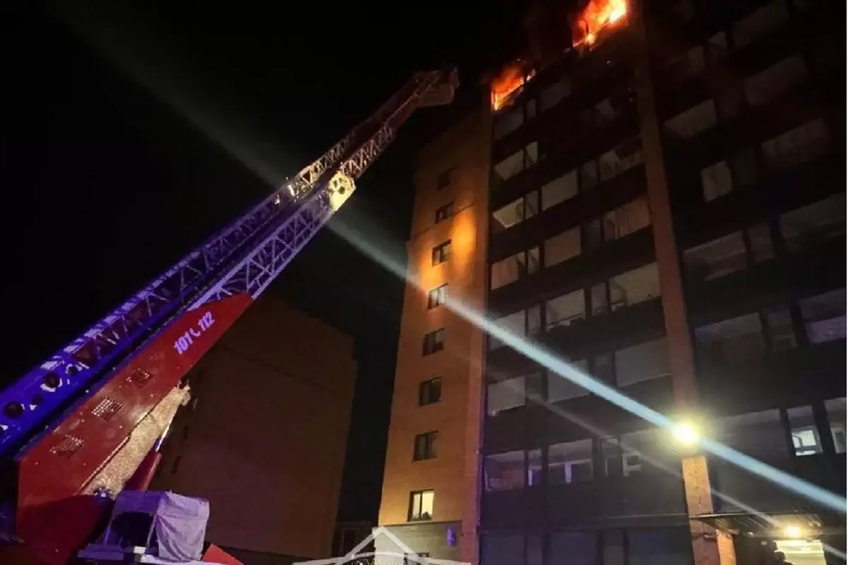 Пожар в многоэтажке Петропавловска: более 100 человек покинули здание