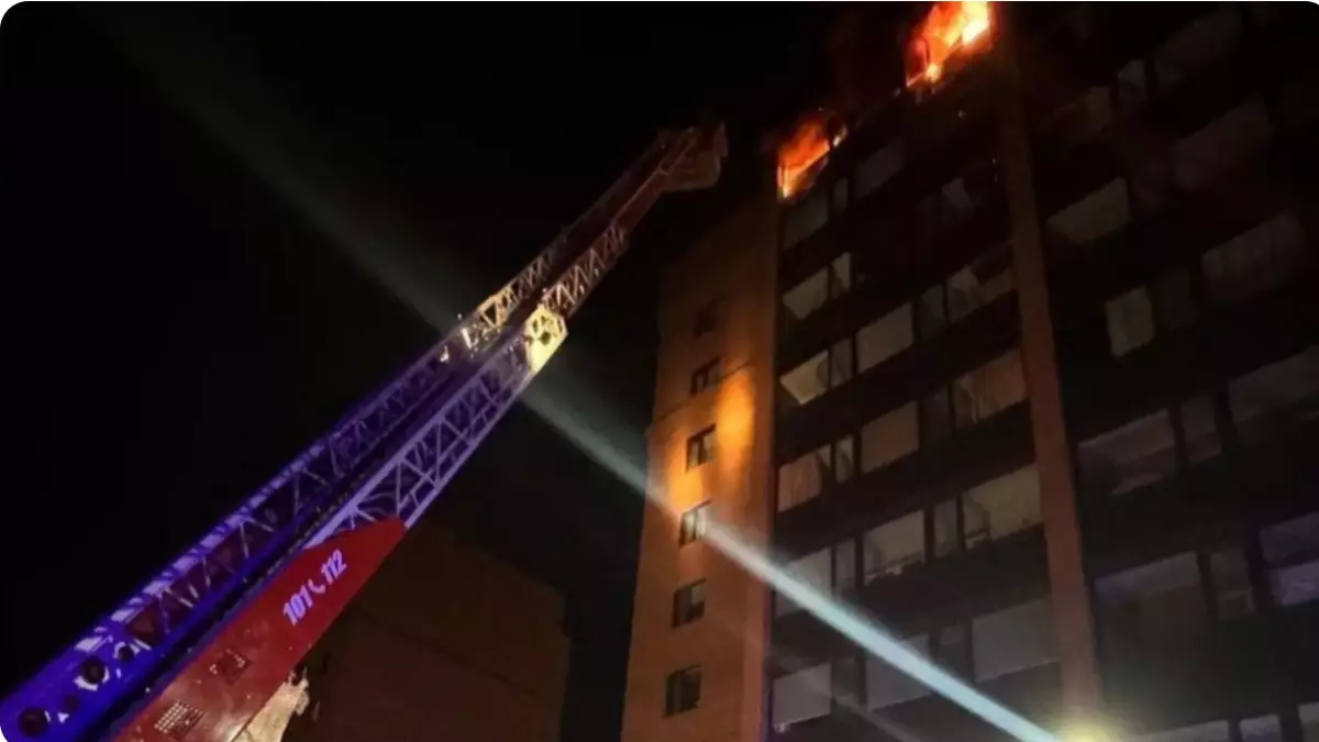 Көпқабатты үйдегі өрт: Петропавлда жүзден аса адам эвакуацияланды