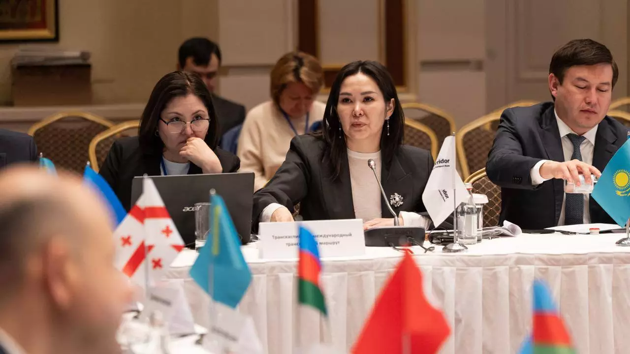 Казахстан и Китай объявили новый целевой показатель контейнерного транзита через Средний коридор.