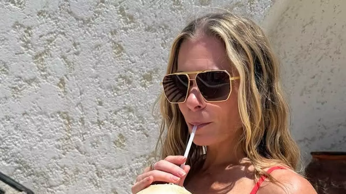 Леанн Раймс позирует в красном бикини в Кабо и делится эмоциональным посланием о «душераздирающих» семейных проблемах.