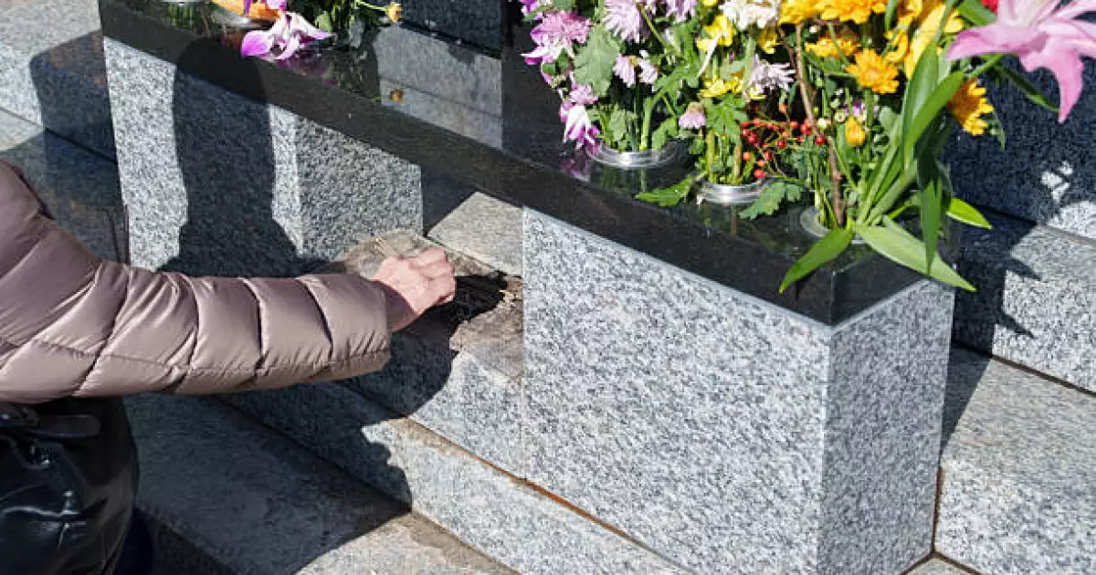   Бір қабірге таласқан екі отбасы: Қарағандылық сот дауды эксгумация арқылы шешетін болды   