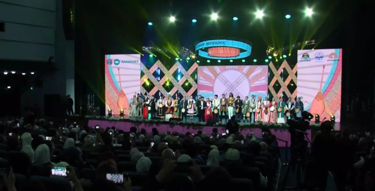 «Алтын шаңырақ»: этносаралық аламан айтыс