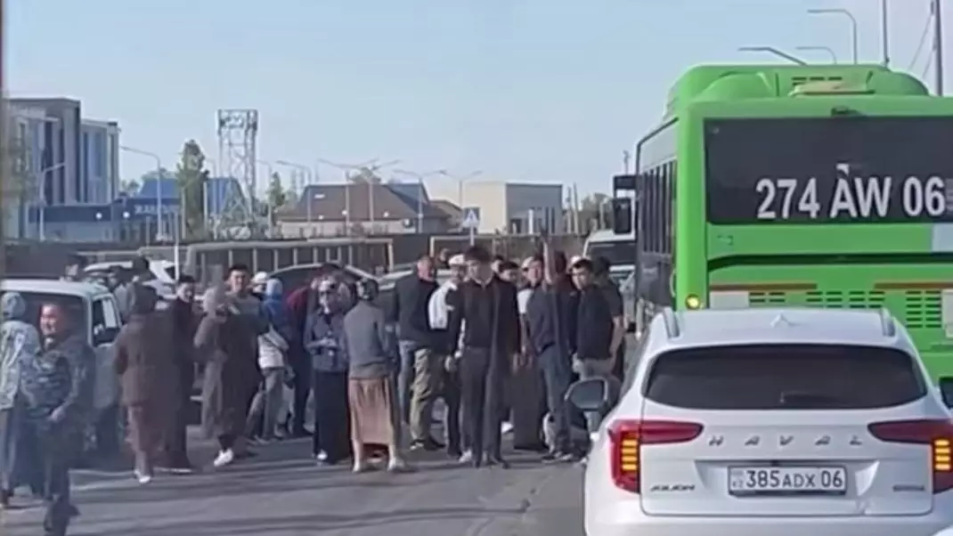 "Елді дүрліктірген оқиға". Атырауда автобус 9 жастағы оқушыны қағып кетті