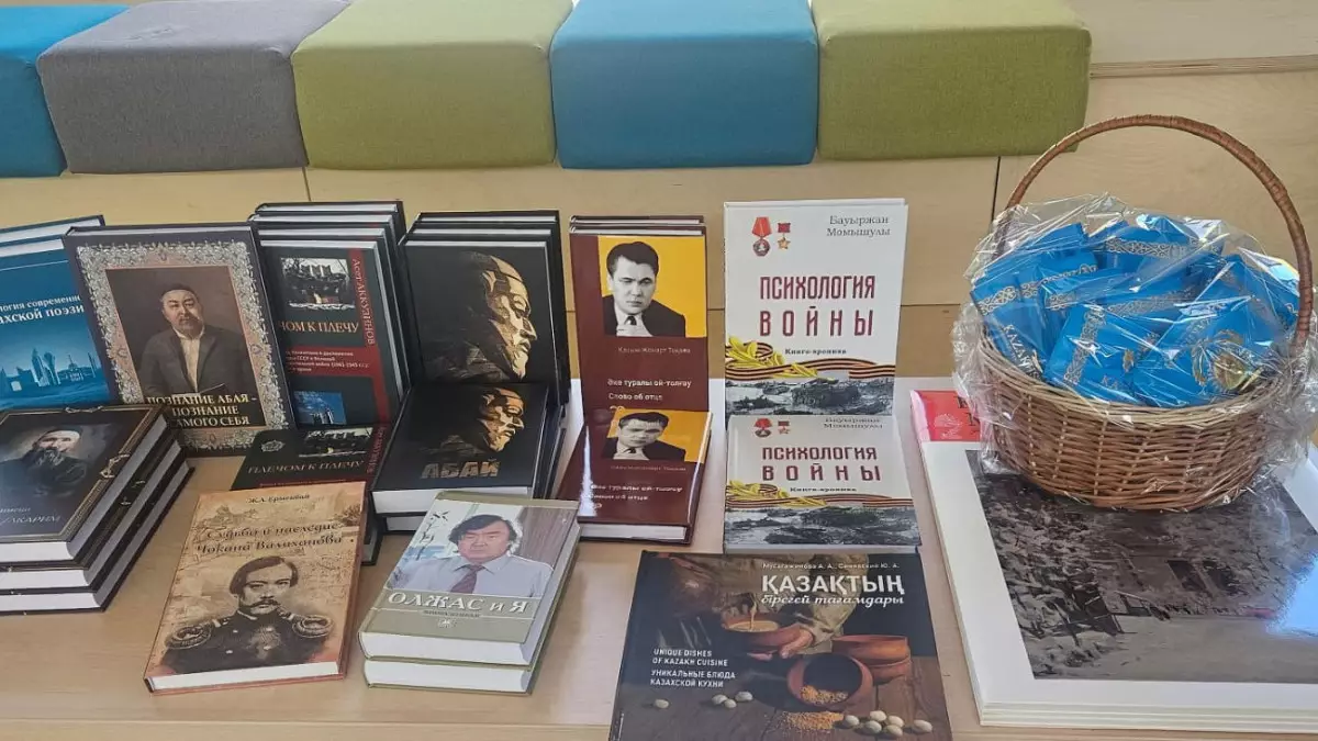 Қазақстандық дипломаттар Мәскеу мектептеріне кітаптар сыйға тартты