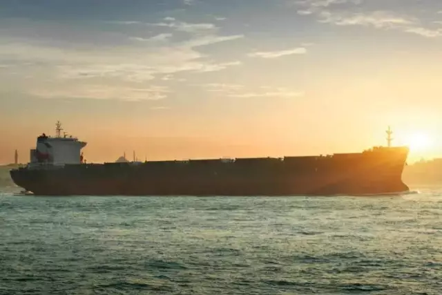 Иран әскері Ормуз бұғазындағы екі кемені басып алды