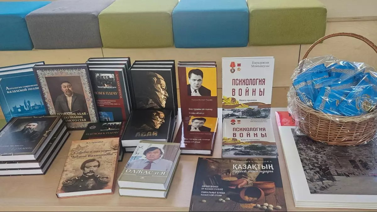 Казахстанские дипломаты передали в дар московским школам книги