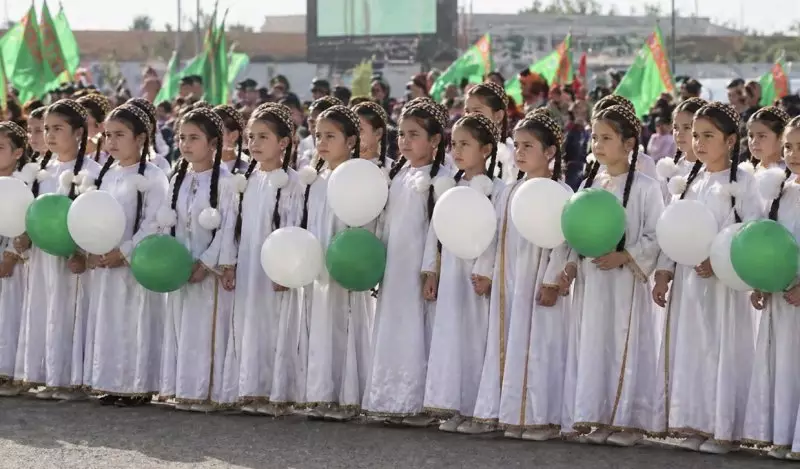 Часами на холоде: детей в Туркменистане используют ради съёмок на госТВ