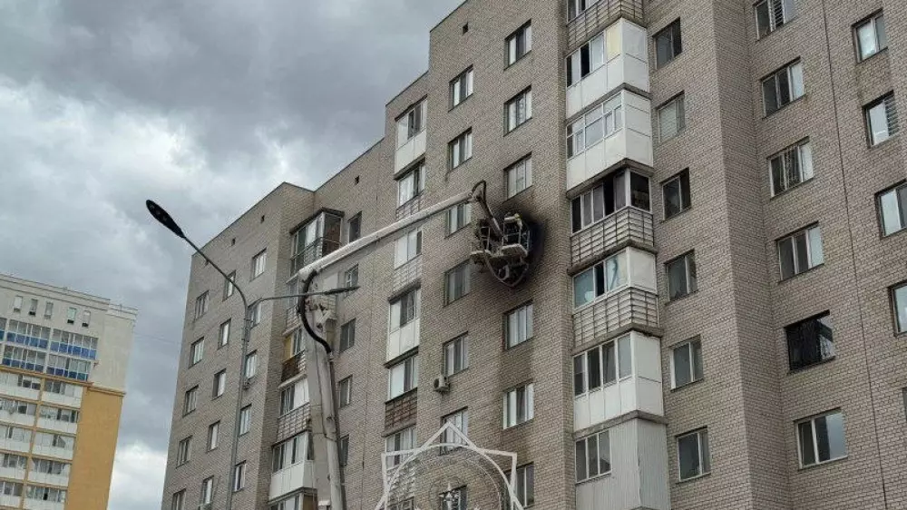 Пожарные эвакуируют жителей многоэтажного дома в Астане