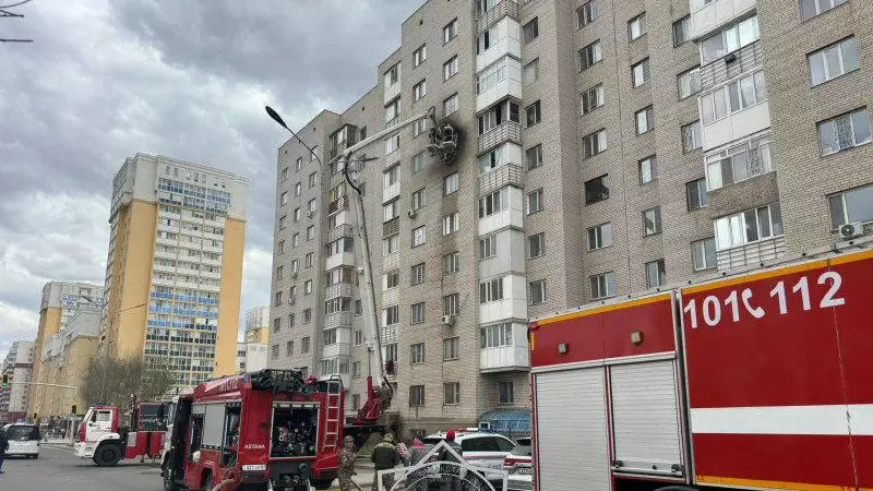 В Астане горит квартира в 10-этажном доме