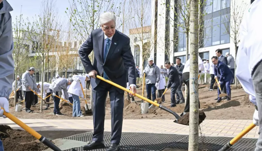 Тоқаев Астанада экобелсенділермен бірге ағаш екті