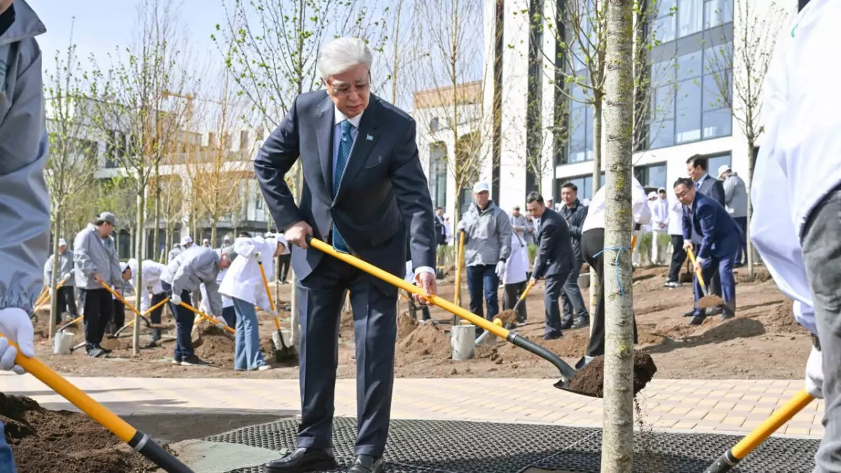 Токаев посадил дерево в столичном парке