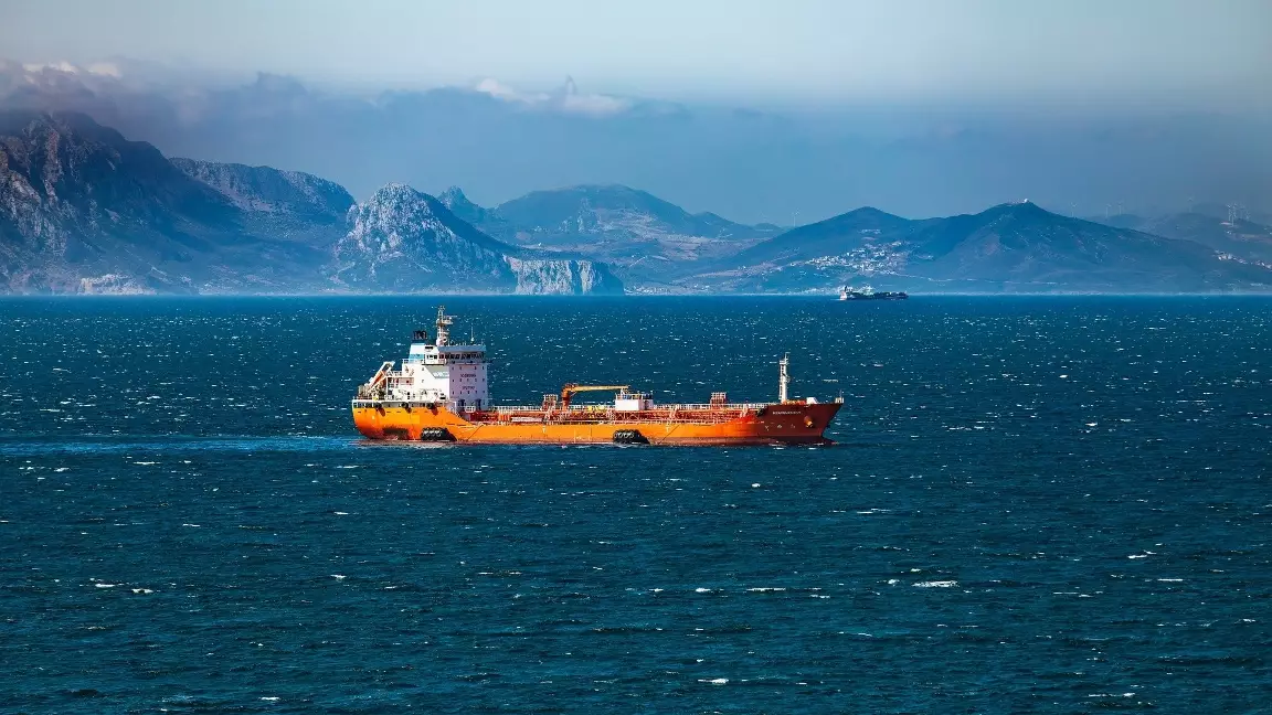 Иран Ормуз бұғазында рұқсатсыз өтпек болған екі кемені қолға түсірді