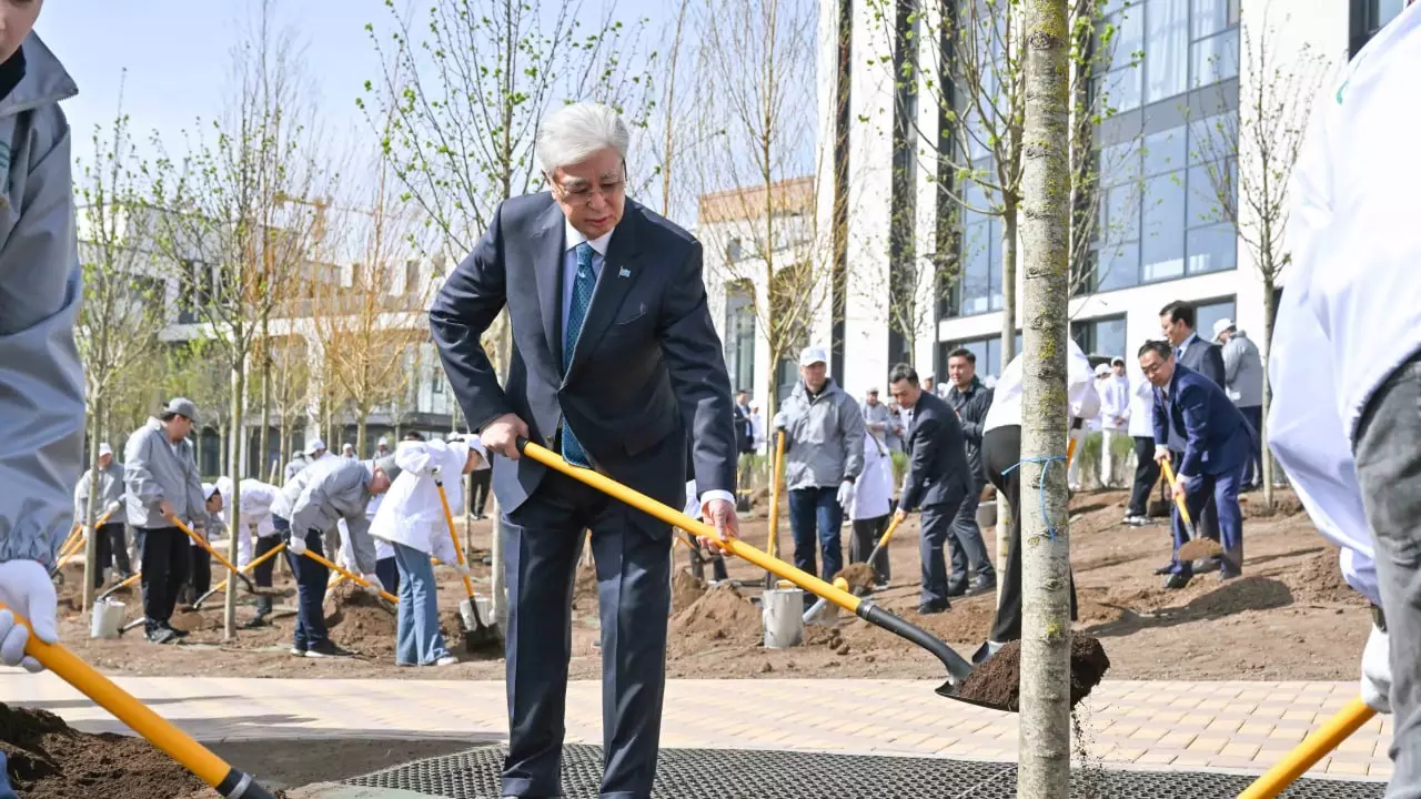 Тоқаев Астанадағы саябақта ағаш отырғызды