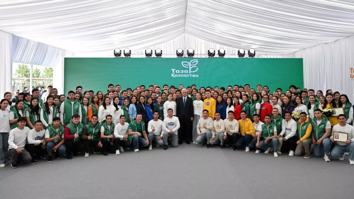 Тоқаев "Таза Қазақстан" акциясына қатысқан бір топ азаматты марапаттады