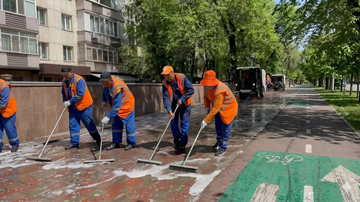 Большая уборка в Алматы: тротуары очищают специальными моющими средствами